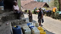 Sebagian warga di kawasan tersebut mengaku kesulitan mendapat air bersiha akibat kemarau panjang. Mereka hanya mengandalkan bantuan air dari pemerintah setempat yang datangnya tidak menentu. 