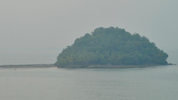 Kualitas Udara Tidak Ssehat di Padang Matahari bersinar redup akibat langit diselimuti kabut asap di Padang, Sumatera Barat, Minggu (8/10/2023). Berdasarkan situs pemantau kualitas udara IQAir, Minggu (8/10/2023) pagi, angka indeks kualitas udara (air quality index/AQI) di Padang sebesar 124 atau masuk kategori tidak sehat bagi kelompok sensitif.