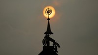 Matahari bersinar redup akibat langit diselimuti kabut asap di Padang, Sumatera Barat, Minggu (8/10/2023) pagi. 