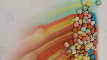 Saya tidak sengaja menjatuhkan cokelat M&M ke dalam air.Foto: Brightside