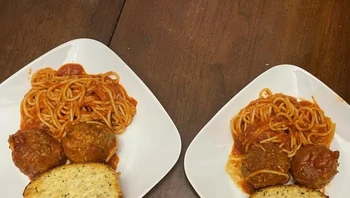 Saya menata makan malam kami dan secara tidak sengaja membuat wajah spageti. Foto: Brightside