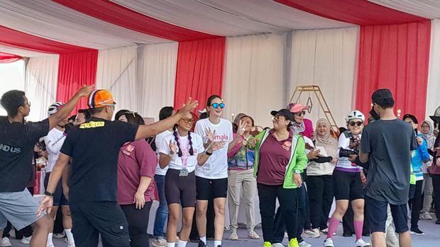 Luna Maya dan Nirina Zubir mengikuti Tour of Kemala kedua di Banyuwangi. Mereka bersepeda di kategori 55 kilometer.