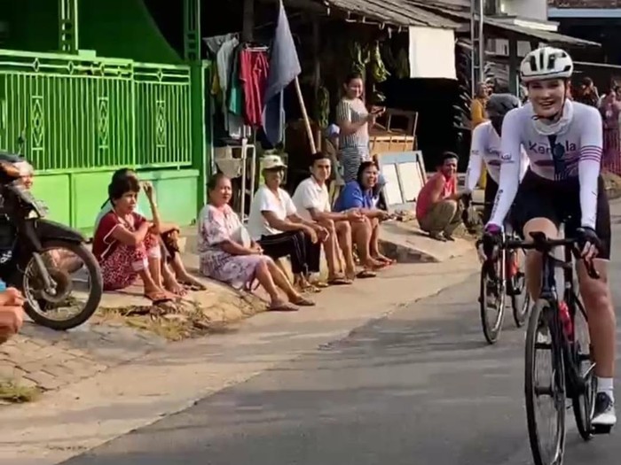 Luna Maya dan Nirina Zubir mengikuti Tour of Kemala kedua di Banyuwangi. Mereka bersepeda di kategori 55 kilometer.