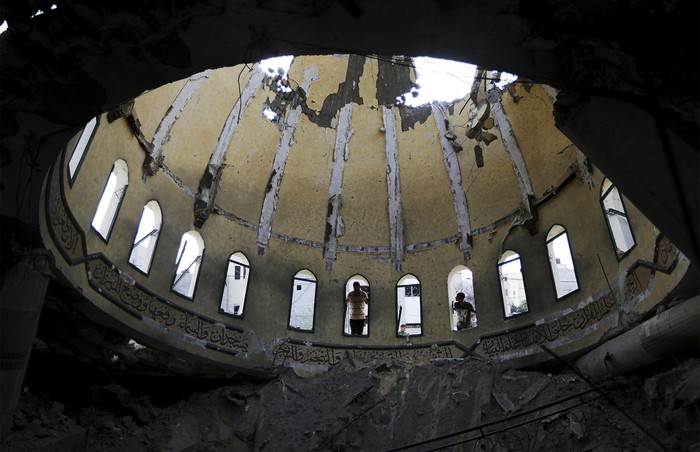 Serangan balasan militer Israel ke Hamas mengakibatkan kerusakan di Jalur Gaza, Minggu (8/10). Selain gedung, bangunan masjid juga hancur akibat serangan udara Israel.