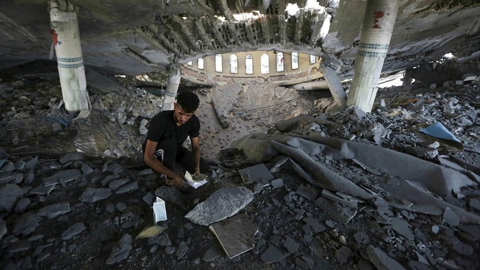 Serangan balasan militer Israel ke Hamas mengakibatkan kerusakan di Jalur Gaza, Minggu (8/10). Selain gedung, bangunan masjid juga hancur akibat serangan udara Israel.