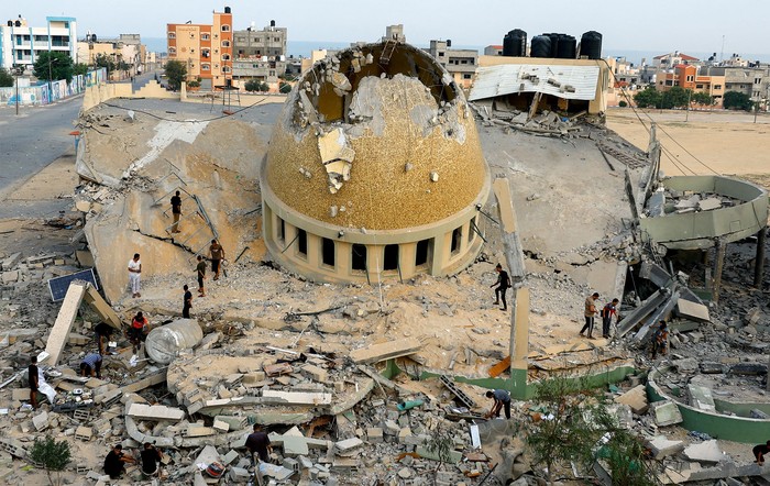 Serangan balasan militer Israel ke Hamas mengakibatkan kerusakan di Jalur Gaza, Minggu (8/10). Selain gedung, bangunan masjid juga hancur akibat serangan udara Israel.