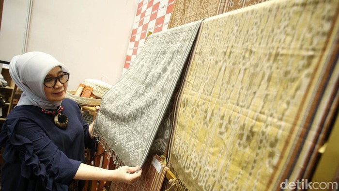 Mengenal Jenis Kain Berbahan Alam di Inacraft Lingkar Temu Kabupaten Lestari (LTKL) mengenalkan kerajinan tangan yang terbuat dari alam. Kegiatan ini sebagai ajang untuk mengenalkan ekonomi lestari dari produk eco fashion maupun produk lokal berbasis alam agar dilirik dan mendapat dukungan dari berbagai pihak.