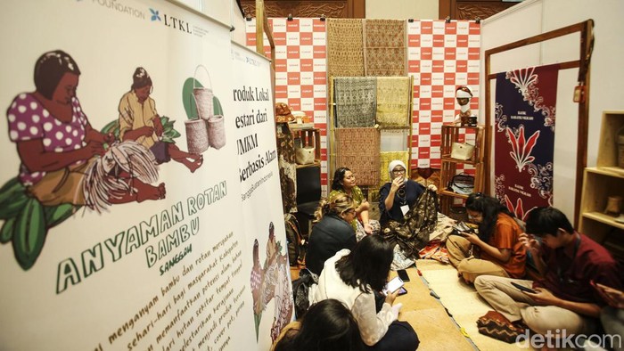 Mengenal Jenis Kain Berbahan Alam di Inacraft Lingkar Temu Kabupaten Lestari (LTKL) mengenalkan kerajinan tangan yang terbuat dari alam. Kegiatan ini sebagai ajang untuk mengenalkan ekonomi lestari dari produk eco fashion maupun produk lokal berbasis alam agar dilirik dan mendapat dukungan dari berbagai pihak.