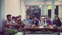 Kesibukan Merry ternyata tak membuatnya lupa dengan keluarga. Saat pulang kampung, makan bersama menjadi momen yang tak boleh dilewatkan oleh keluarga besar Merry. Foto: Instagram/merryraffiahmad