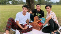 Merry memiliki kedekatan dengan Sensen dan Dimas Baam sebagai orang-orang yang bekerja dengan Raffi Ahmad. Ketiganya duduk bersantai sambil piknik di bawah pohon. Foto: Instagram/merryraffiahmad