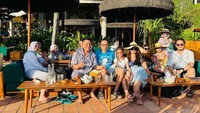 Keakraban Merry tidak hanya dengan keluarga kecil Raffi Ahmad saja. Ia tampak duduk untuk makan bersama dengan keluarga dari Mama Amy, ibunda Raffi Ahmad. Foto: Instagram/merryraffiahmad