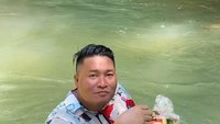 Aksi unik pernah dilakukan Merry. Ia menikmati potongan buah di sebuah sungai seolah tengah menyantap floating breakfast. Foto: Instagram/merryraffiahmad