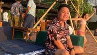Saat diajak berlibur ke Bali menemani Raffi Ahmad dan Nagita Slavina, Merry berusaha menyempatkan waktu beristirahat. Duduk di beach club dan sambil menikmati hidangan di sana jadi caranya beristirahat. Foto: Instagram/merryraffiahmad
