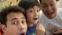 Selain Raffi Ahmad, Merry juga sering menemani Rafathar saat menyantap makanan. Puding cokelat yang segar disantap Rafathar dengan ditemani Merry di sampingnya. Foto: Instagram/merryraffiahmad