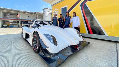 Mobil balap Radical SR3 XXR yang diproduksi oleh perusahaan otomotif Inggris Radical Motorsport dipajang di Sirkuit Mandalika saat MotoGP.