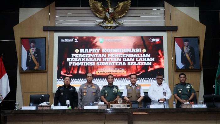Momen Pj Gubernur Sumsel Kumpulkan Stakeholder Bahas Penanganan Karhutla Pj Gubernur Sumsel Agus Fatoni mengumpulkan bupati/wali kota, forkopimda, dan swasta untuk membahas kebakaran hutan dan lahan (karhutla).