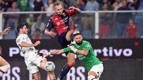 Soccer Football - Serie A - Genoa v AC Milan - Stadio Comunale Luigi Ferraris, Genoa, Italy - October 7, 2023 AC Milans Olivier Giroud in action with Genoas George Puscas REUTERS/Daniele Mascolo