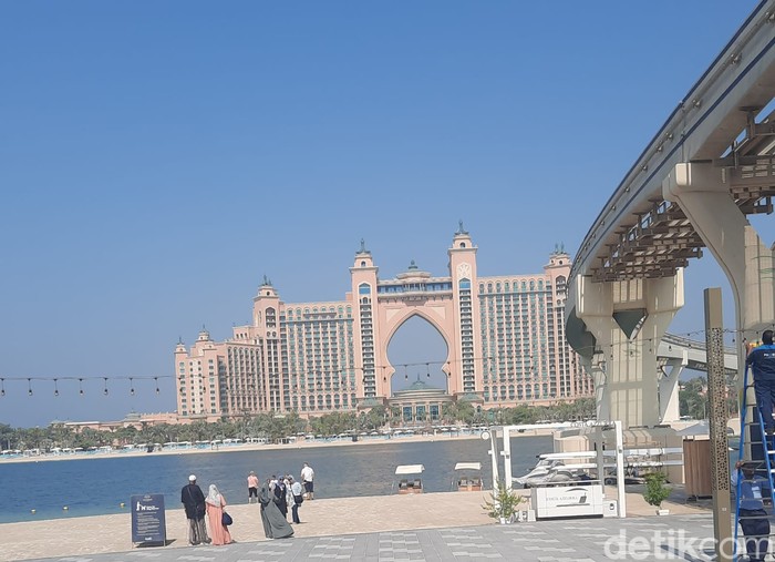 Palm Jumeirah, pulau buatan manusia yang berbentuk pohon palem ini menjadi tempat paling favorit di Dubai.