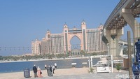 Palm Jumeirah, pulau buatan manusia yang berbentuk pohon palem ini menjadi tempat paling favorit di Dubai. Di Palm Jumeirah ini kita dapat melihat pantai The Pointe. Tempat ini menjadi salah satu ikon Dubai dan sering dijadikan sebagai tempat berfoto. Foto: Lusiana Mustinda/detikcom