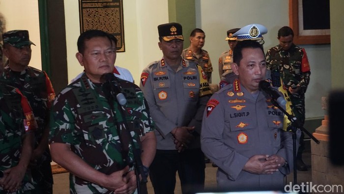 Panglima TNI Laksamana TNI Yudo Margono dan Kapolri Jenderal Listyo Sigit memberi keterangan pers di Denpasar, Bali.