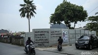 Sebelumnya tembok di pertigaan jalan ini dipenuhi spanduk maupun banner dari bakal calon legislatif.  