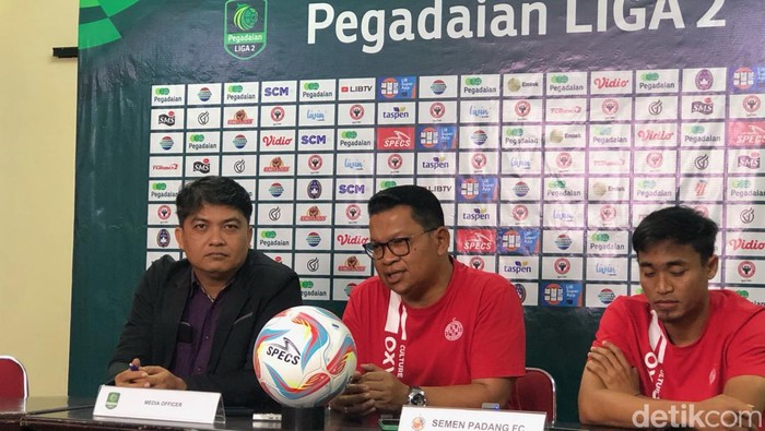Pelatih Kepala Semen Padang FC Delfiadri ditemani kapten tim Rosad Setiawan saat jumpa pers dengan awak media di Padang, Minggu (8/10/2023). (M. Afdal Afrianto/detikSumut)