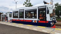 Kereta kecil itu berwarna putih, bentuknya kecil, bahkan pintunya lebih rendah daripada peron stasiun. 