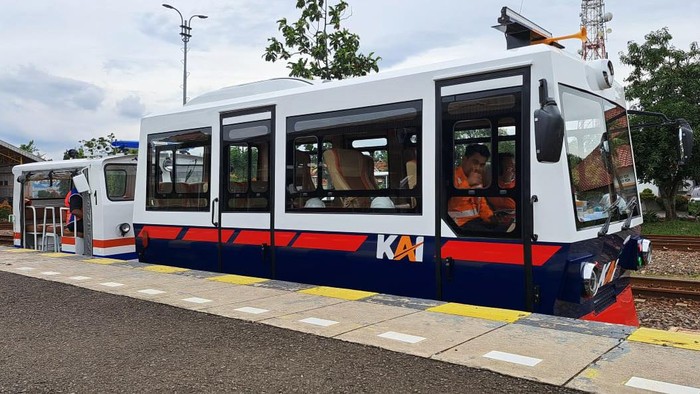 Penampakan 'Anak' Kereta yang Viral dan Bikin Netizen Gemas PT KAI buka suara soal kemunculan 'anak' kereta yang vital di media sosial. Menurut KAI, kereta yang bentuknya kecil tersebut bernama dresin.