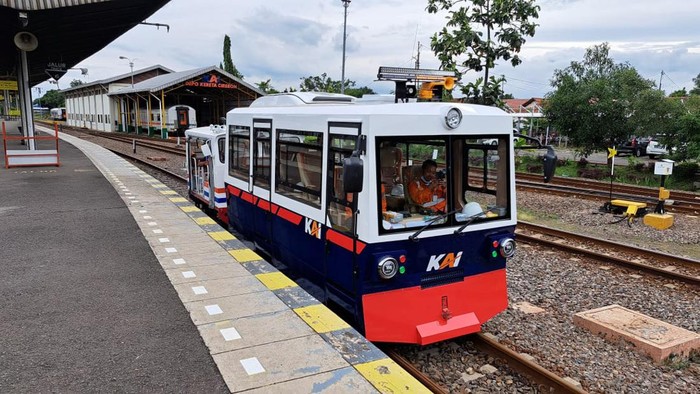 Penampakan 'Anak' Kereta yang Viral dan Bikin Netizen Gemas PT KAI buka suara soal kemunculan 'anak' kereta yang vital di media sosial. Menurut KAI, kereta yang bentuknya kecil tersebut bernama dresin.