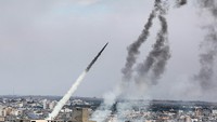 Tembakan roket diluncurkan dari beberapa lokasi di Gaza. Reuters.