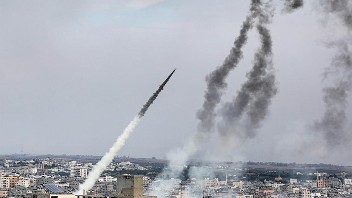 Penampakan Roket yang Ditembakkan dari Jalur Gaza ke Israel Lebih dari 5.000 roket ditembakkan dari Jalur Gaza ke Israel, Sabtu (7/10/2023). Sebanyak 300 orang tewas akibat serangan Hamas tersebut.