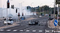 Mayat-mayat tergeletak di jalanan kota Sderot di Israel selatan. Reuters/Ammar Awad.