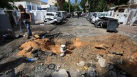Sejumlah mobil juga rusak usai serangan roket Hamas ke Israel. Reuters.