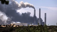 Asap mengepul di sekitar pembangkit listrik di Israel usai serangan roket yang dilancarkan oleh Hamas. Reuters.