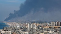 Menurut media Israel, lebih dari 1.500 orang lainnya terluka akibat serangan roket tersebut. Reuters/Mohammed Salem.