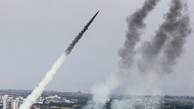 Penampakan Roket yang Ditembakkan Hamas ke Israel