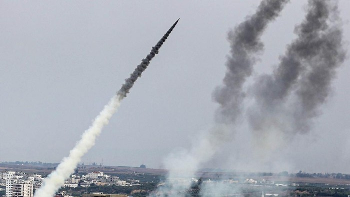 Lebih dari 5.000 roket ditembakkan dari Jalur Gaza ke Israel, Sabtu (7/10/2023). Sebanyak 300 orang tewas akibat serangan Hamas tersebut.