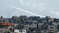 Hamas menembakkan roket dari Jalur Gaza ke Israel, Sabtu (7/10/2023) kemarin. Reuters/Ibraheem Abu Mustafa.
