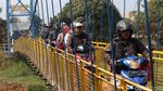 Sasak Paris yang Mendadak Ramai Dilintasi Warga Bandung