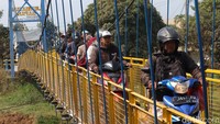 Perbaikan Jembatan Sungai Cikeruh ditargetkan rampung hingga akhir tahun ini. (Foto: Wisma Putra/detikJabar) 