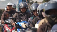 Warga memilih jalur alternatif ini karena dinilai lebih cepat dibandingkan berputar ke jalan utama Ciparay-Baleendah atau Cileunyi-Majalaya.(Foto: Wisma Putra/detikJabar) 