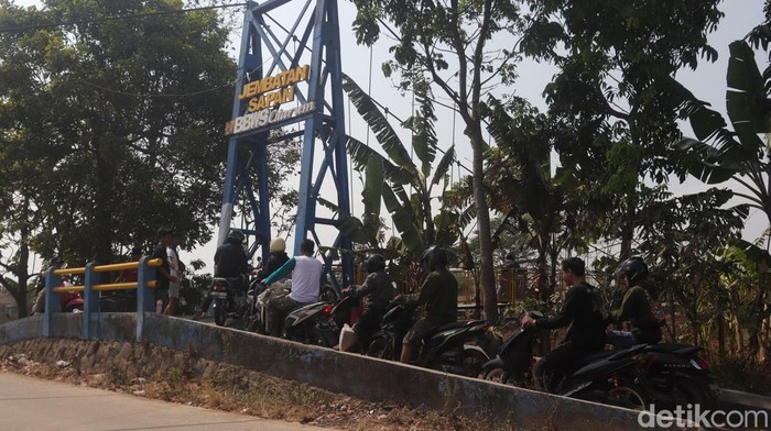 Pengendara melintas Sasak Paris di Tegalluar, Kabupaten Bandung Pengendara melintas Sasak Paris di Tegalluar, Kabupaten Bandung
