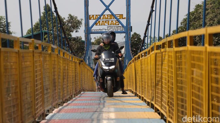 Pengendara melintas Sasak Paris di Tegalluar, Kabupaten Bandung Pengendara melintas Sasak Paris di Tegalluar, Kabupaten Bandung