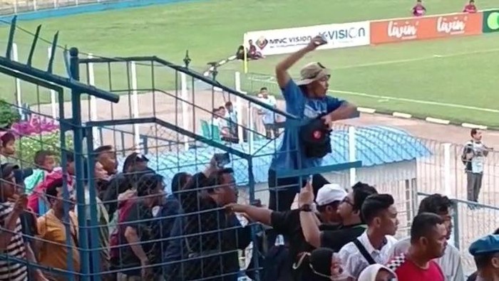 Penonton melempar wasit yang memimpin laga Sada Sumut FC vs PSDS Deli Serdang di Stadion Baharoeddin Siregar (istimewa)