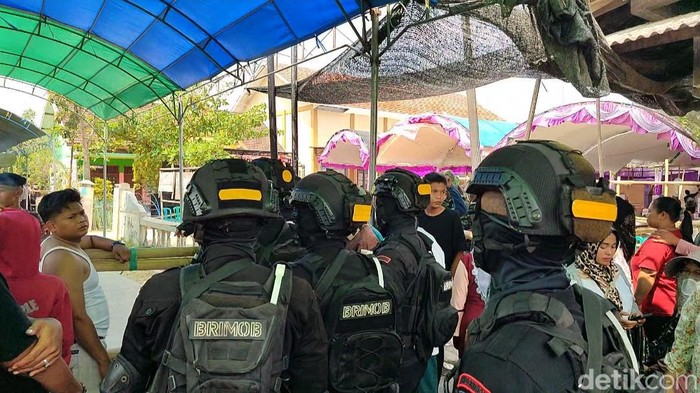 Personel Brimob datangi TPS Kembangan, Bonang, Demak amankan proses perhitungan suara Pilkades, Minggu (8/10/2023).