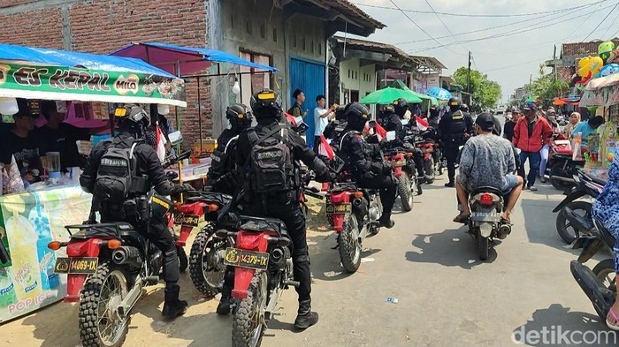 Personel Brimob datangi TPS Kembangan, Bonang, Demak amankan proses perhitungan suara Pilkades, Minggu (8/10/2023).