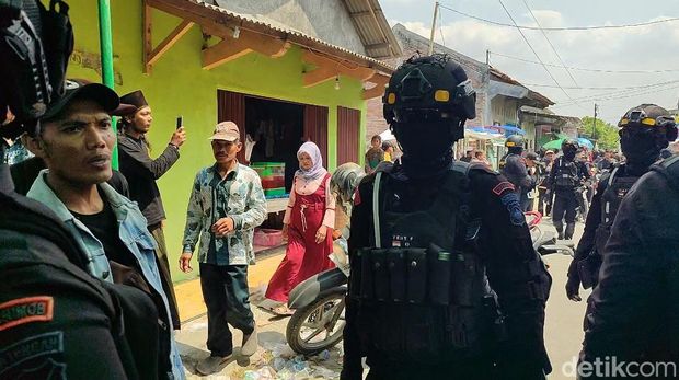 Personel Brimob datangi TPS Kembangan, Bonang, Demak amankan proses perhitungan suara Pilkades, Minggu (8/10/2023).