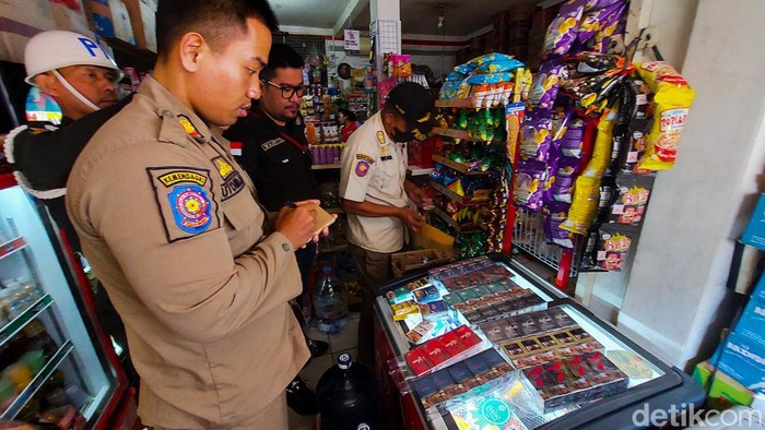 Petugas Satpol PP Menyita Rokok Ilegal Dari Warung di Cimahi Selatan Petugas Satpol PP Menyita Rokok Ilegal Dari Warung di Cimahi Selatan