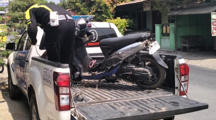 Polisi membawa motor yang tertabrak truk di Jatinom, Klaten, Sabtu (7/10/2023).