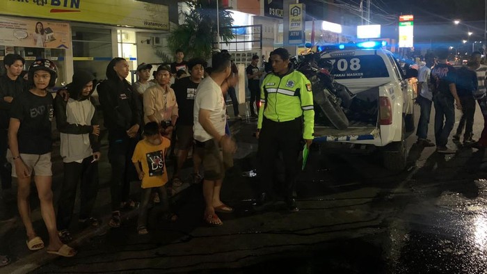 Polisi mengevakuasi kecelakaan 2 pemotor di depan Masjid Songkok Recca Bone, Sulsel.